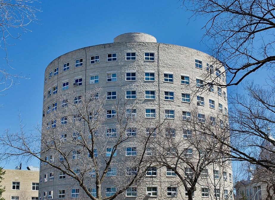 Manitoba building under clear blue sky, symbolizing growth through Manitoba PNP Draw opportunities.
